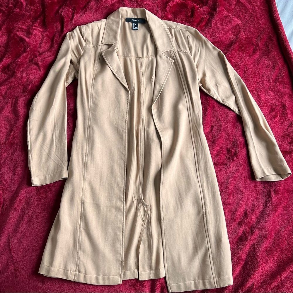 Trench coat with tie in back